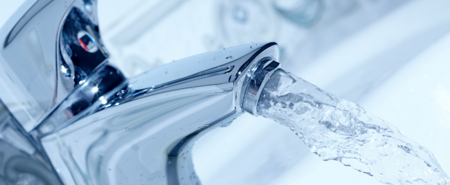 Co oznacza wykrycie bakterii Clostridium perfringens w wodzie z kranu?